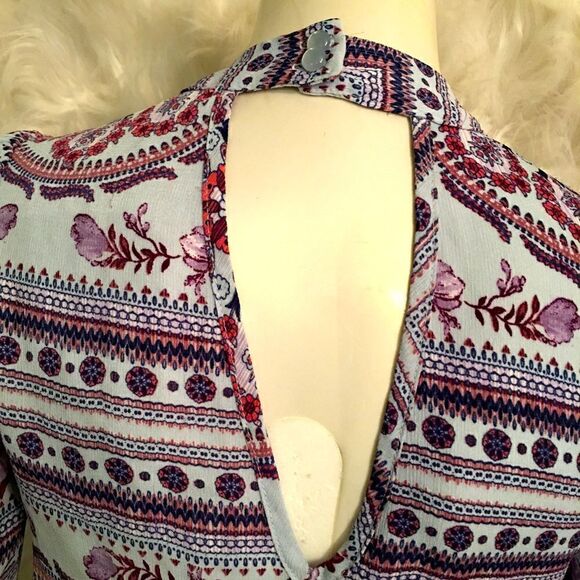 About A Girl Deep V Back ruffle cuff blouse - Picture 5 of 5